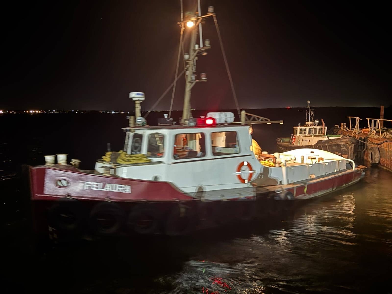 Felaura tug conducting a night-time towage operation