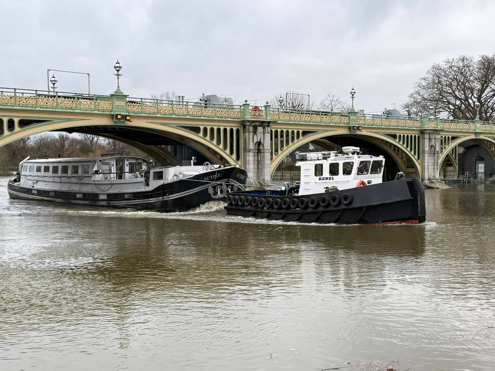 Felaura tug towing a houseboat under Richmond Bridge