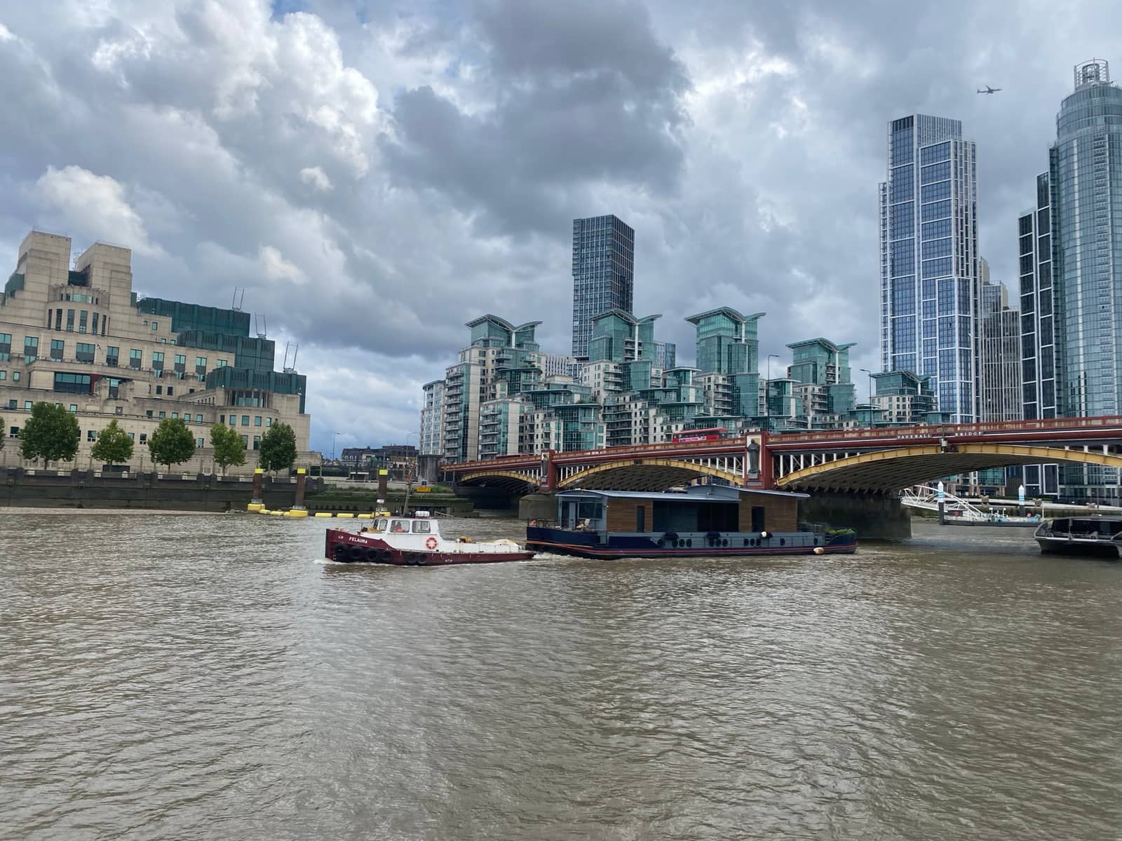 Felaura towing a houseboat past Vauxhall on the Thames